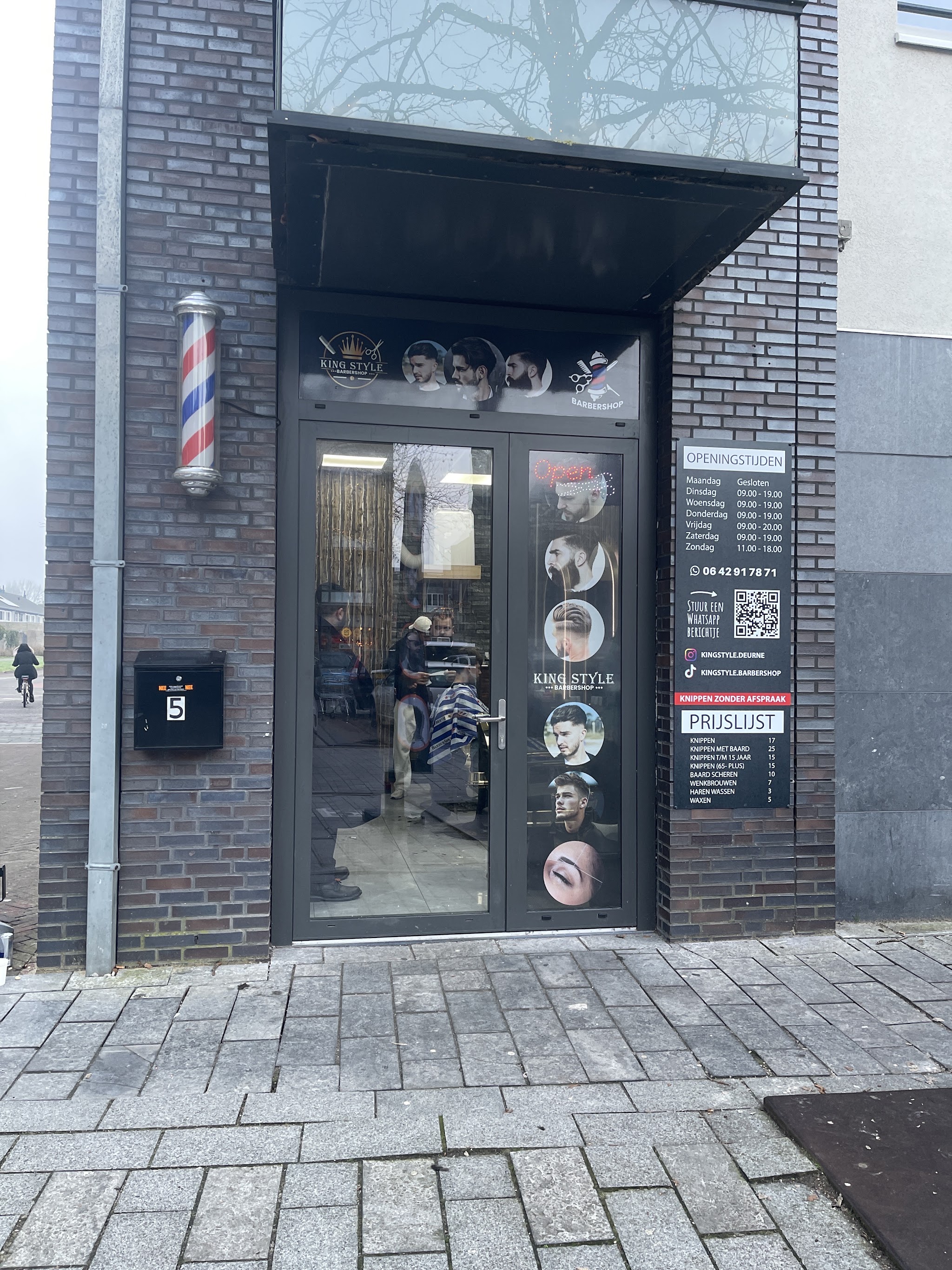 De ingang van King Style Barbershop aan Wolfsberg 5 in Deurne